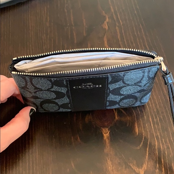 Coach! NWT! Wristlet! - Picture 5 of 8